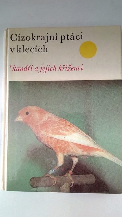 Cizokrajní ptáci v klecích
