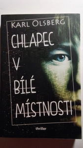 Chlapec v bílé místnosti