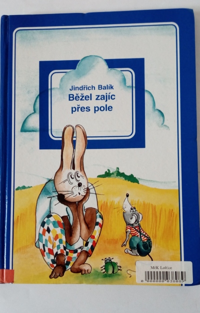 Běžel zajíc přes pole