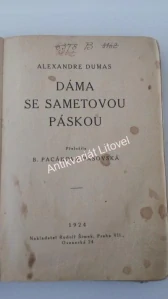 Dáma se sametovou páskou