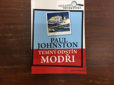 Temný odstín modři