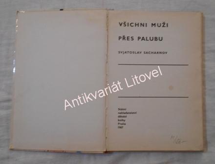 Všichni muži přes palubu